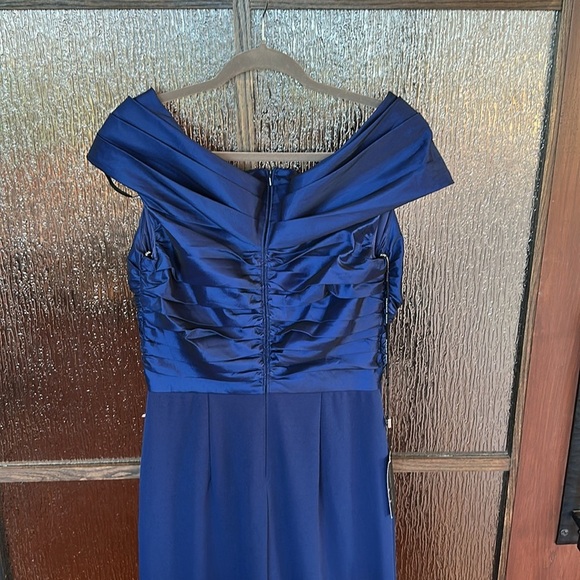 Tadashi Shoji BENZ PLEATED PORTRAIT COLLAR GOWN in blue size large. NWT - Picture 9 of 12